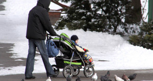 Papa-guljaet-s-rebenkom-v-koljaske-zimoj